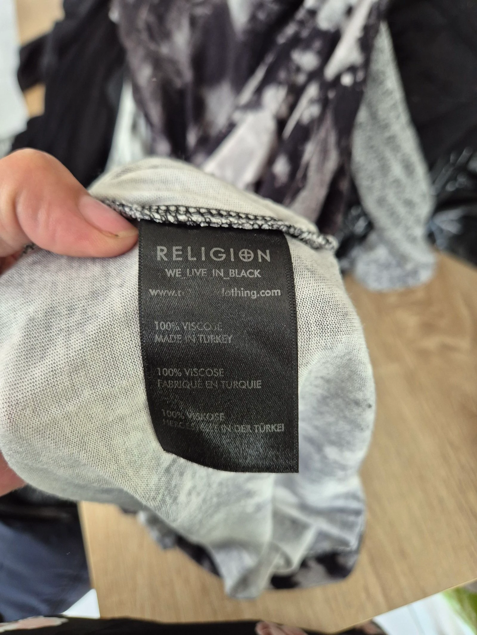 Robe Religion G 42 preta tie and dye mangas compridas decote em V drapeada chique noite 100% viscose – photo 8